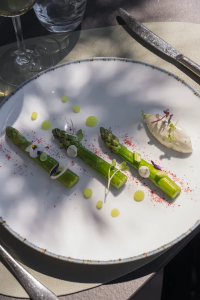 Asperges vertes et fleurs comestibles en dressage gastronomique