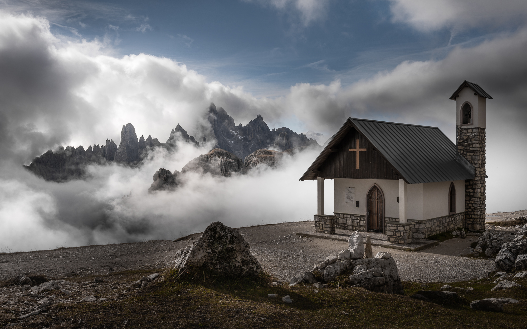 Chapelle au pied des Tre Cime di Lavaredo dans les nuages