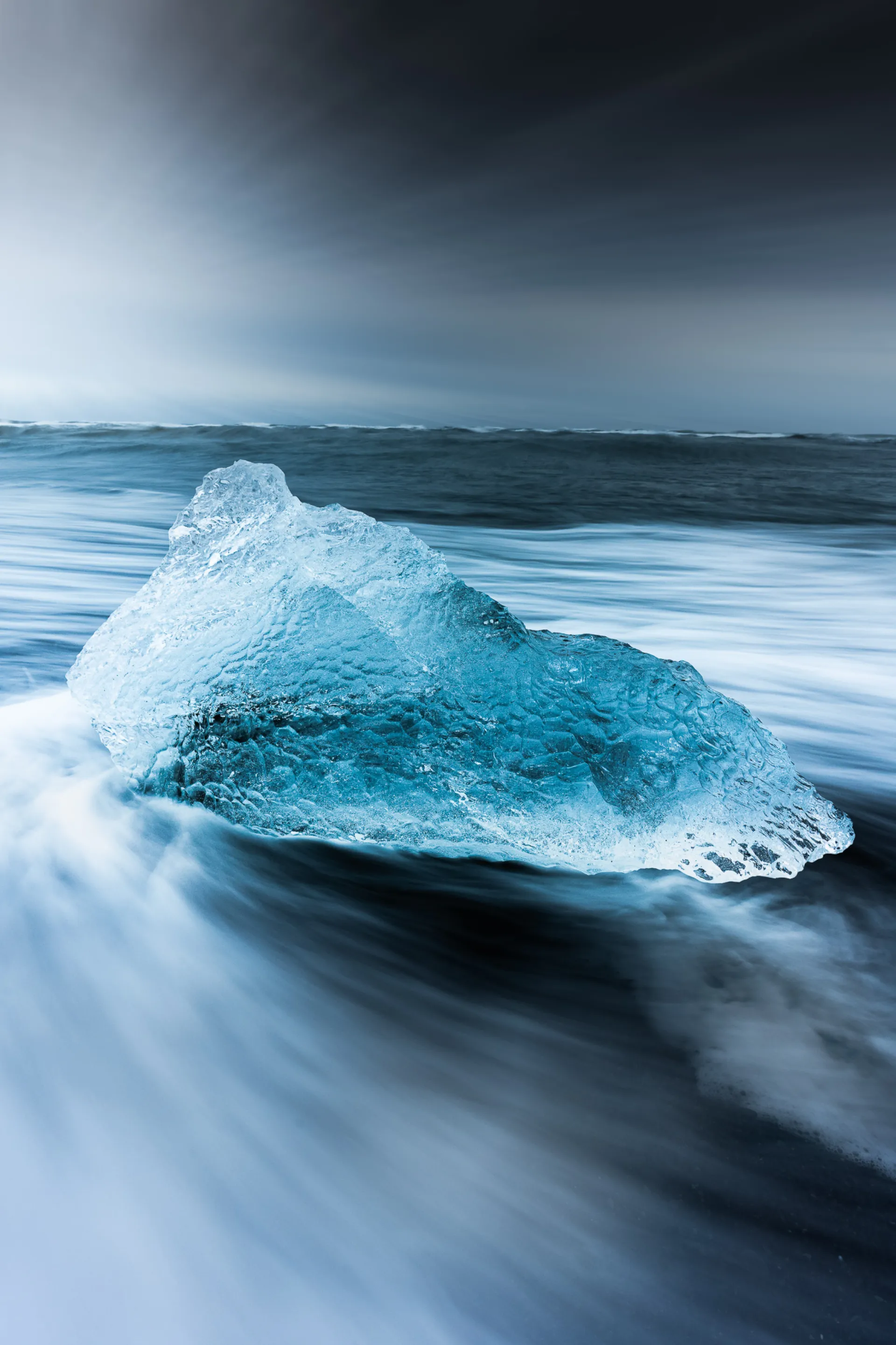 Iceberg sur une plage de vagues en Islande