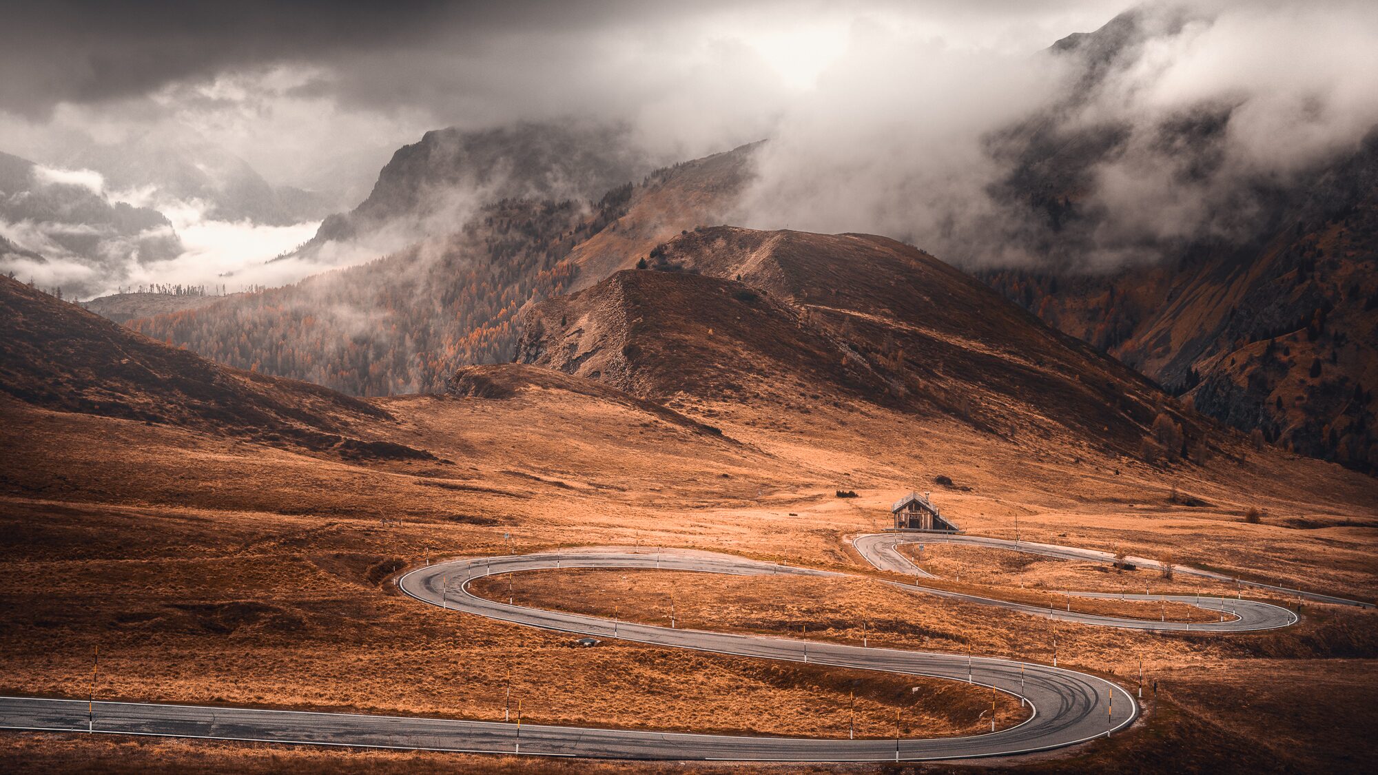 Lacets de route sinueuse dans les montagnes en automne