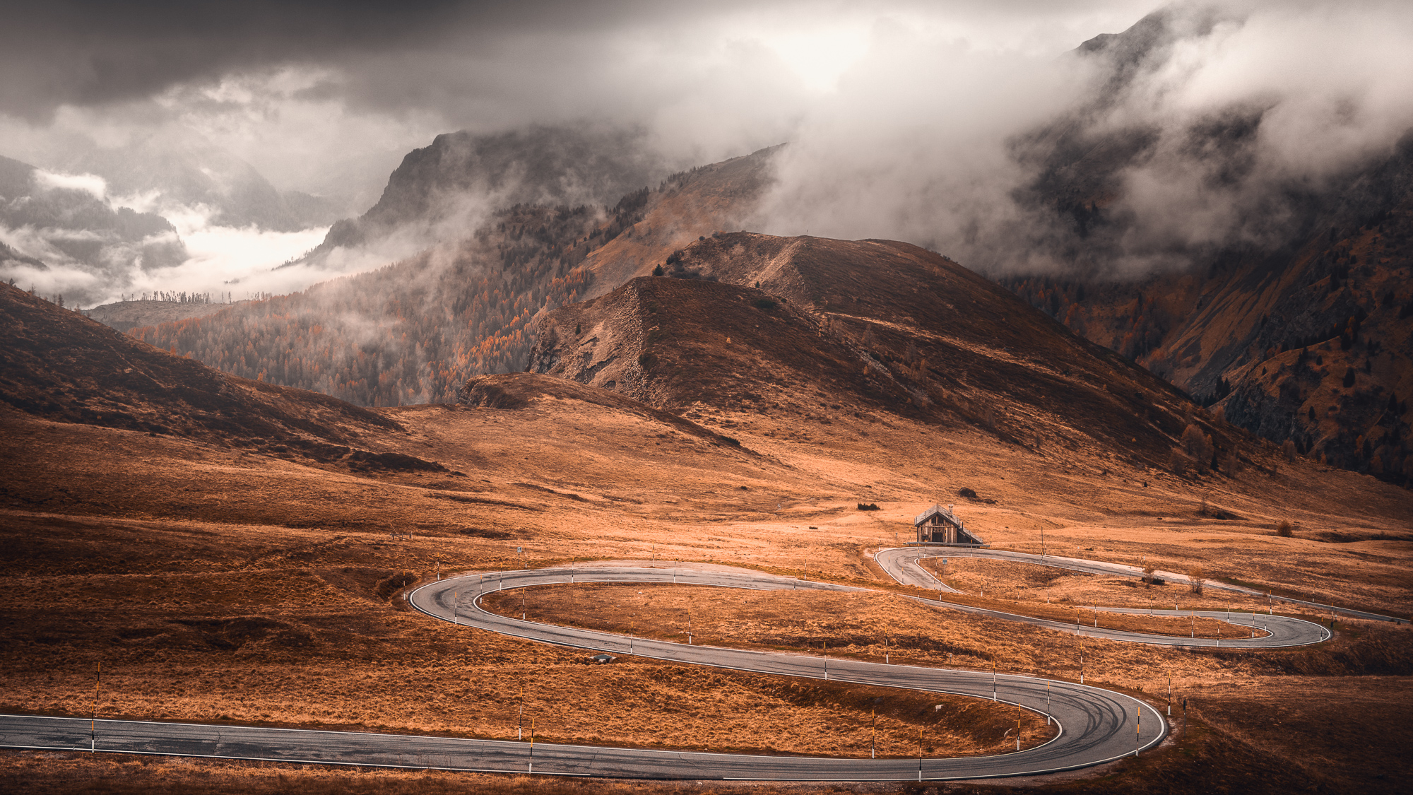 Lacets de route sinueuse dans les montagnes en automne