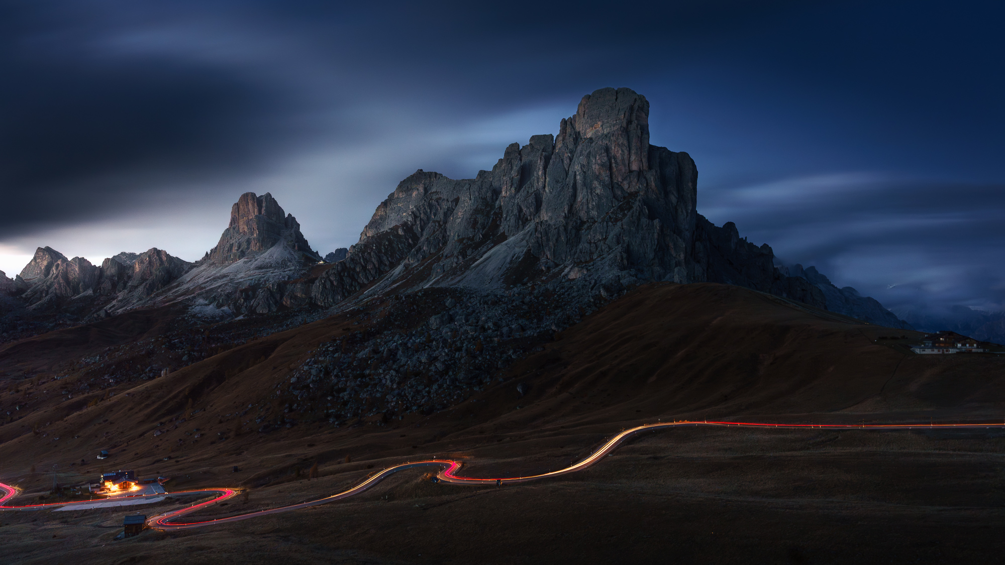 Route serpentant au pied du Passo Giau dans les Dolomites au crépuscule