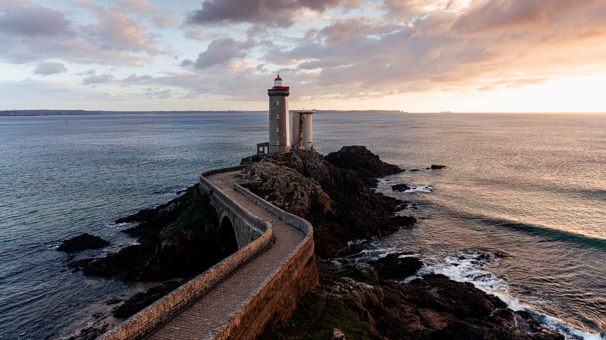 Phare du Petit Minou au coucher du soleil en Bretagne