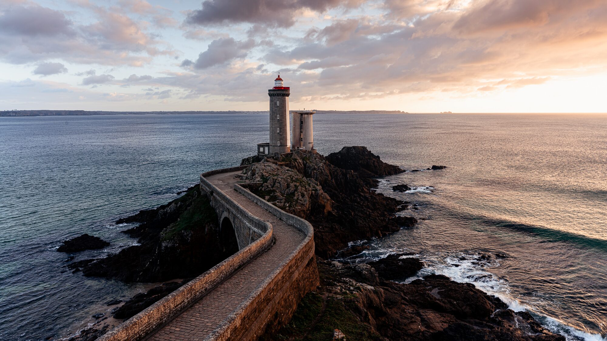 Phare du Petit Minou au coucher du soleil en Bretagne