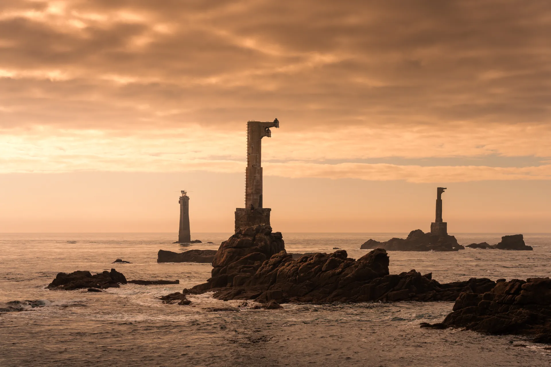 Phares et rochers au couchant en Bretagne