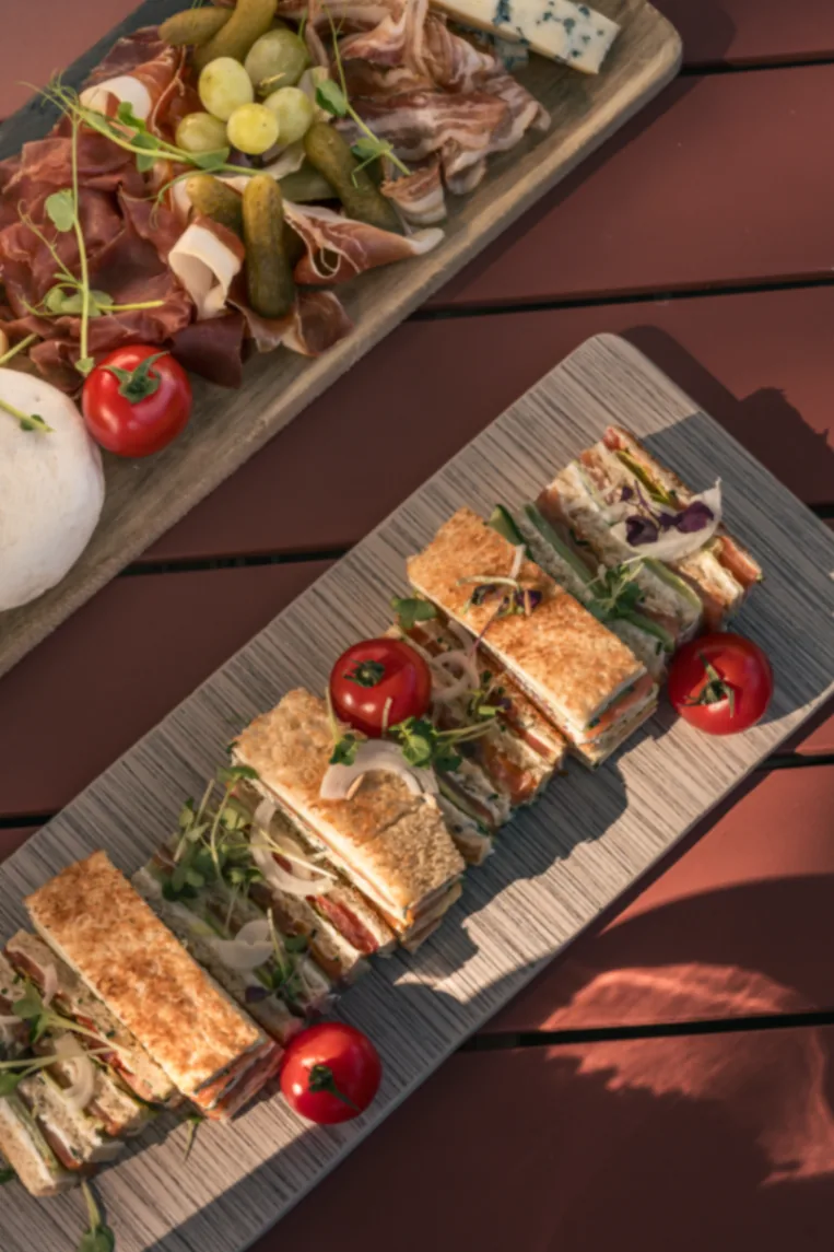 Planche de charcuterie et club sandwich en terrasse
