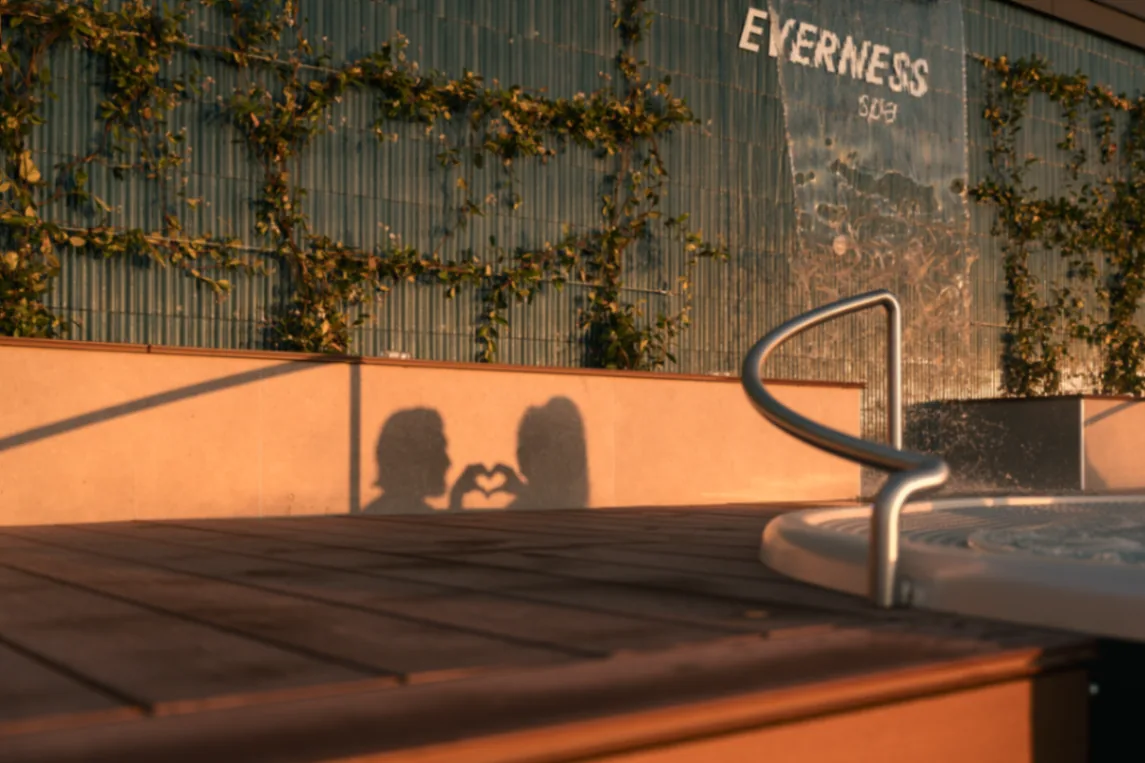 Ombre d'un couple formant un cœur près du jacuzzi du spa Everness