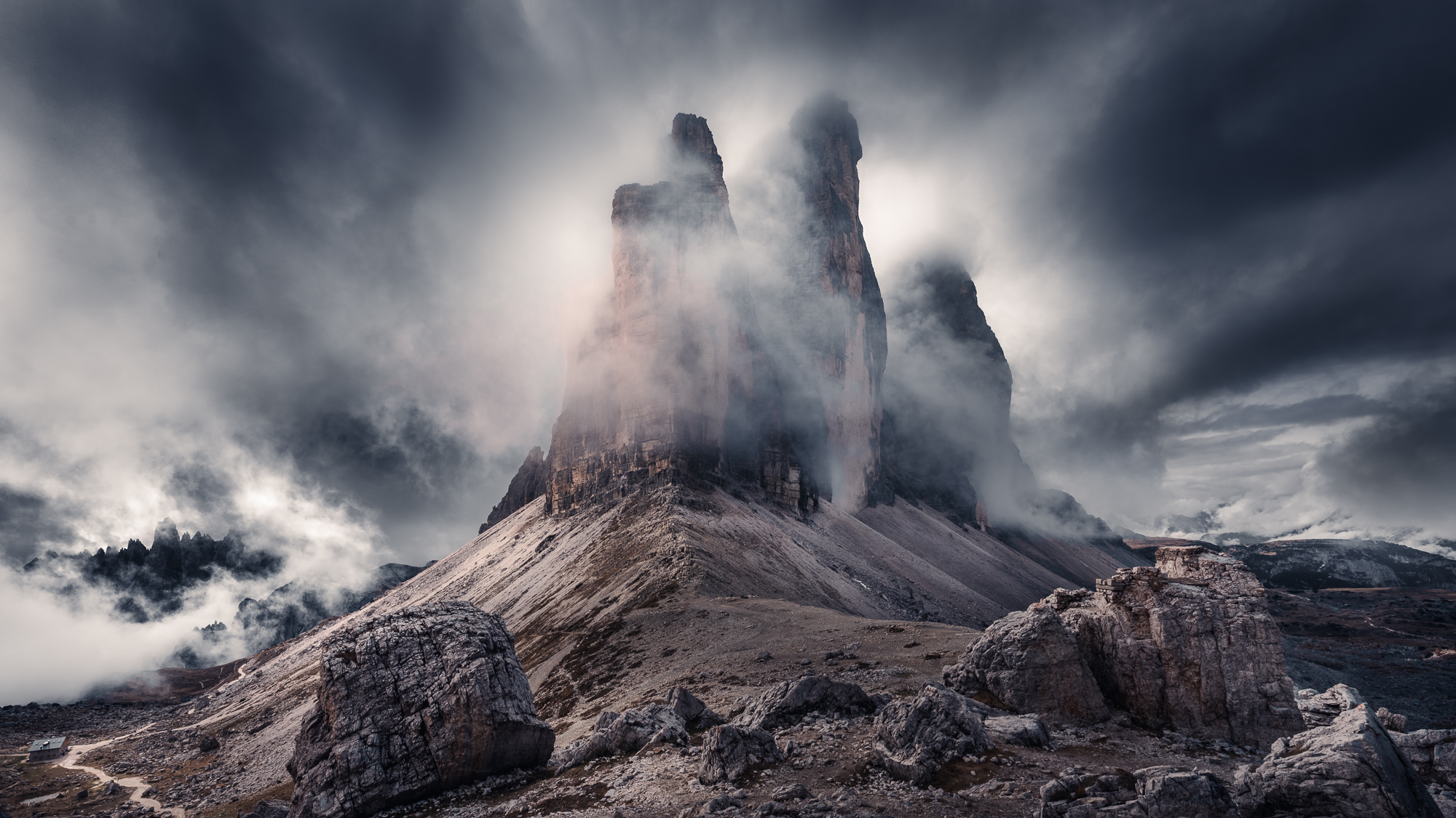 Les Tre Cime di Lavaredo enveloppées de brume dramatique